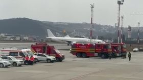 VIDEO Un avion a aterizat de urgență din cauza unui stol de păsări. Salvatorii au activat planul roșu
